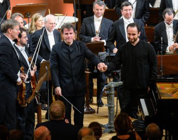 Vyprodané Rudolfinum aplaudovalo Vídeňským filharmonikům a dirigentu Hrůšovi
