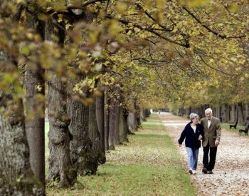 Studie: Starší lidé mají peníze, přesto je obchodníci přehlížejí