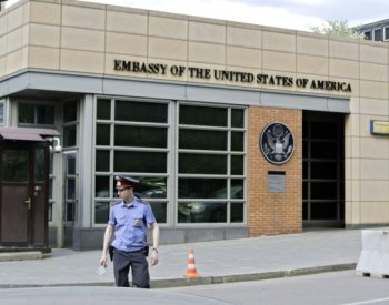 Moskva si předvolala velvyslankyni USA, dva diplomaty označila za nežádoucí