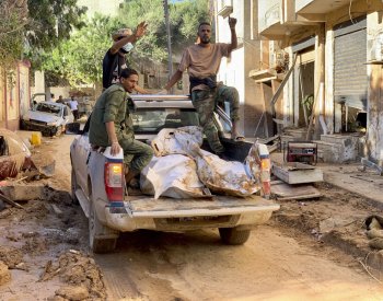 BBC: Znesvářené vlády v Libyi koordinují pomoc po tragických záplavách