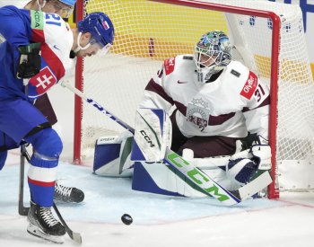 Skupina B: Slovensko zdolalo Lotyšsko 2:1, Kazachstán porazil Norsko po nájezdech, Švýcarsko - Slovi