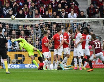 Fotbalisté Sparty porazili Slavii 3:2 a výrazně se přiblížili ligovému titulu