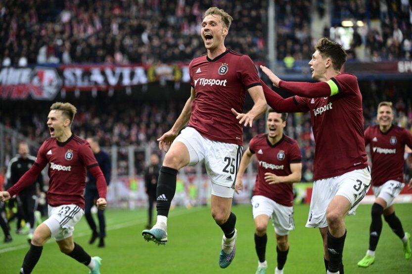 Sparta ve skupině o titul porazila Slavii 3:2, ve finále skupiny o umístění je Liberec a Hradec