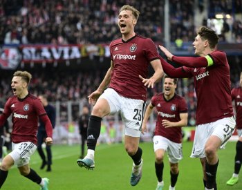 Sparta ve skupině o titul porazila Slavii 3:2, ve finále skupiny o umístění je Liberec a Hradec