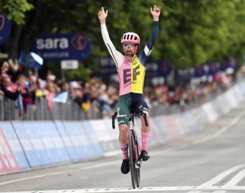 Osmou etapu cyklistického Gira vyhrál Ir Healy, vedení udržel Nor Leknessund