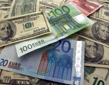 Koruna mírně posílila k oběma hlavním světovým měnám