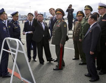 Kim si ve Vladivostoku prohlédl bombardéry a vojenskou fregatu