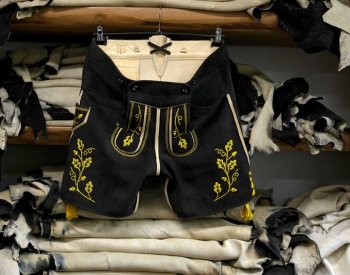 AP: Bavorský kožedělník šije na Oktoberfest kožené kraťasy pro náročné klienty