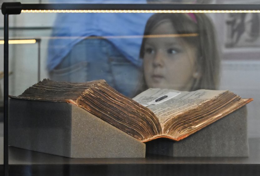 Po třech letech se pro veřejnost otevřel opravený Památník Bible kralické