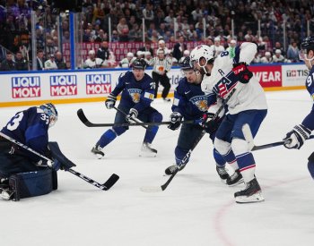 Hokejisté USA porazili na úvod MS Finsko 4:1, Švédové vyhráli nad Německem 1:0