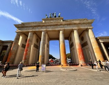 Klimatičtí aktivisté poničili Braniborskou bránu, symbol Berlína