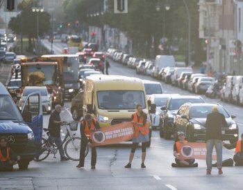 Klimatičtí aktivisté v Berlíně zablokovali dopravu na více než 20 místech
