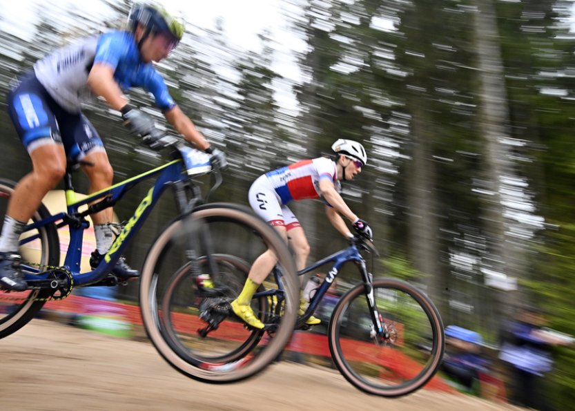 Short track v Novém Městě vyhráli Pidcock a Stiggerová, Čábelická byla 19.