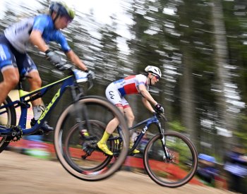 Short track v Novém Městě vyhráli Pidcock a Stiggerová, Čábelická byla 19.