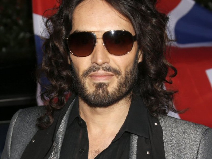 Britského komika Branda několik žen obvinilo ze sexuálních útoků