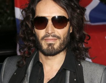 Britského komika Branda několik žen obvinilo ze sexuálních útoků