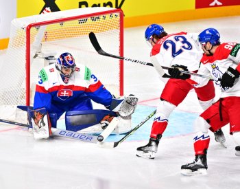 Čeští hokejisté na úvod MS porazili Slovensko 3:2, dva góly vstřelil Sedlák