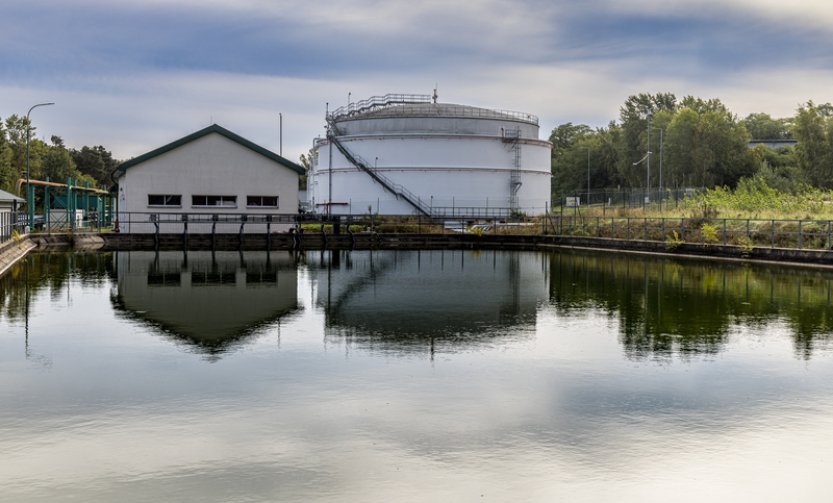 Čepro zahájila v Hněvicích výstavbu šesti nádrží na pohonné hmoty