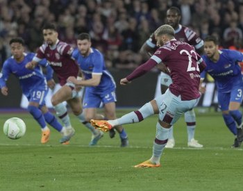 West Ham začal semifinále EKL výhrou nad Alkmaarem, Fiorentina podlehla Basileji