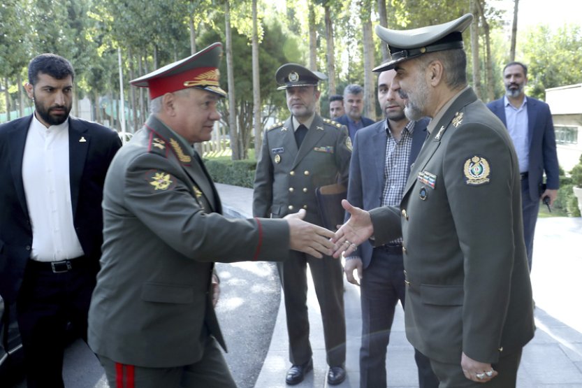 Vztahy Ruska a Íránu přes odpor Západu posílily, řekl Šojgu na návštěvě Teheránu