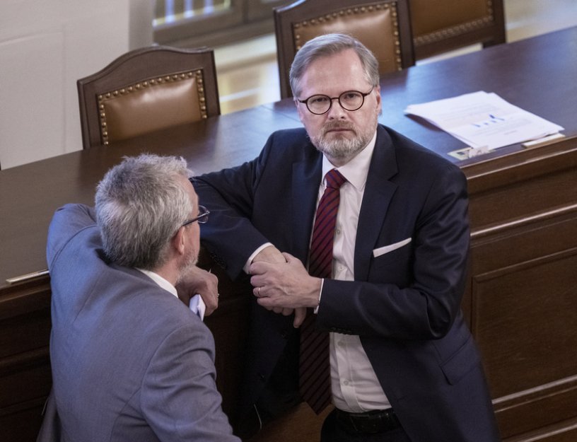 Návrhy ANO by podle premiéra zvýšily náklady státu o 450 miliard Kč