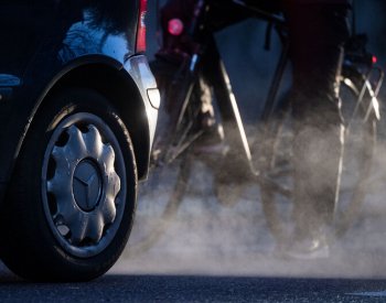 Sunak: Británie zakáže prodej nových aut se spalovacími motory o pět let později