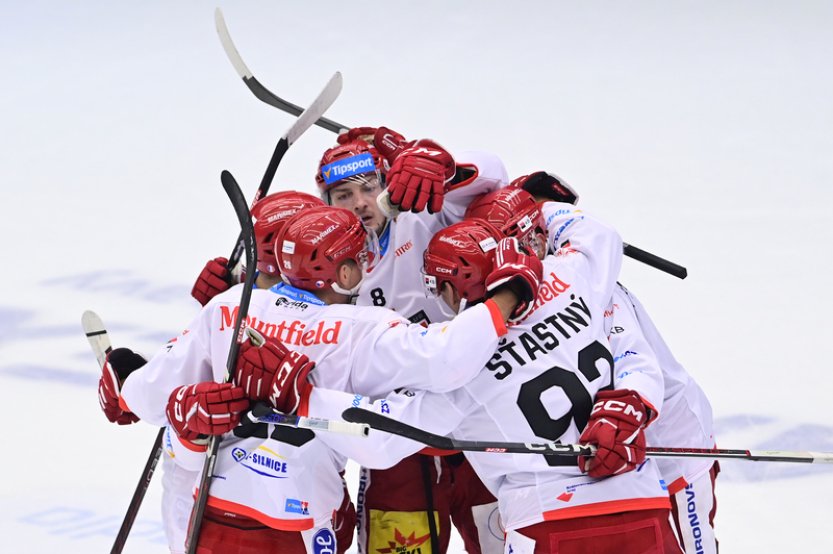 Karlovy Vary a Hradec Králové budou v extralize hájit neporazitelnost