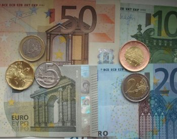 Koruna zastavila předchozí mírné posilování, klesla k euru i dolaru