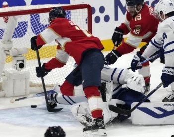 Toronto si v play off NHL vynutilo pokračování série, Edmonton zdolal Vegas
