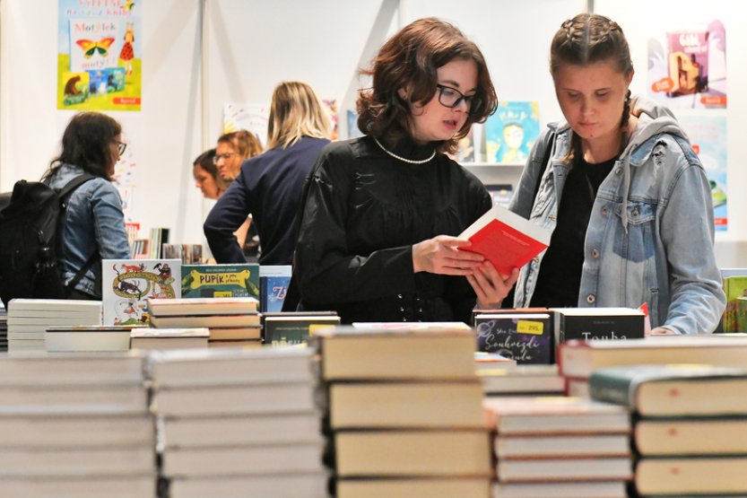 Nakladatelství očekávají opět silný předvánoční prodej knih od října do prosince