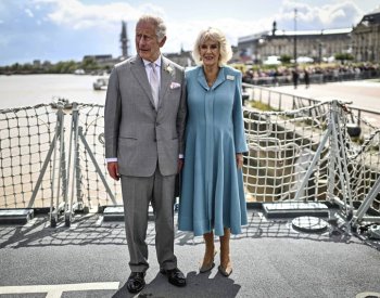 Král Karel III. zakončil návštěvu Francie, v Bordeaux vysadil strom