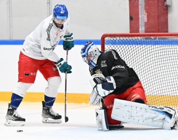Hokejisté poprvé trénovali v Riga Areně, mimo formace jsou Kaut a Voženílek