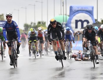 Deštivou etapu Gira poznamenanou pády vyhrál ve spurtu Groves