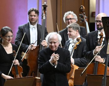 Českou filharmonii na koncertu Dvořákovy Prahy vedl klavírní virtuos Schiff