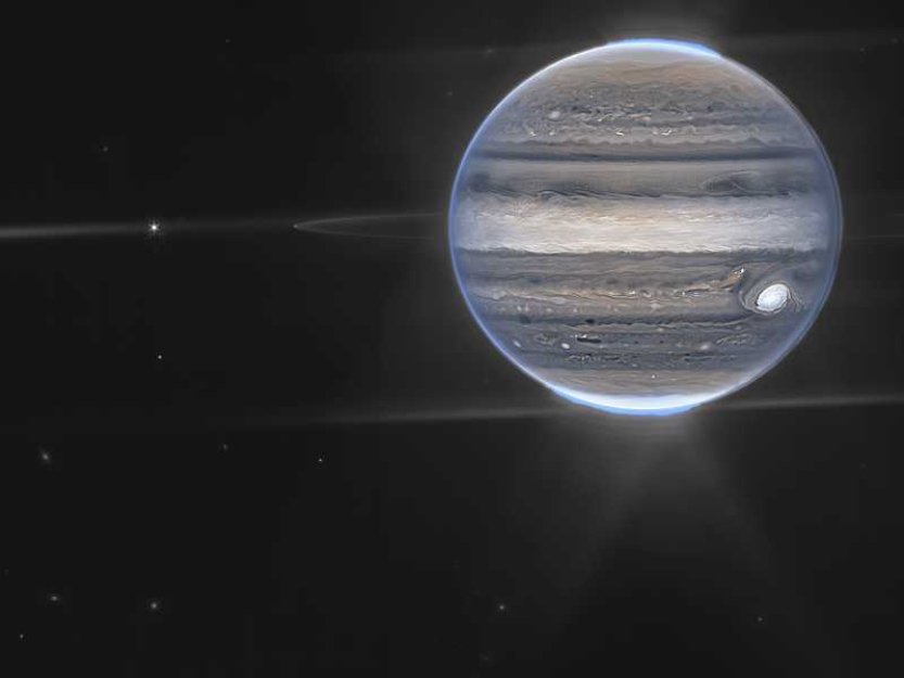 Jupiterův měsíc Europa nejspíš ukrývá oceán, možný zdroj života, tvrdí vědci