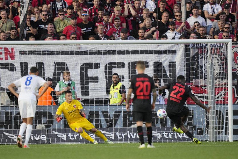 Leverkusen v bundeslize porazil 4:1 Heidenheim a drží se vedoucího Bayernu