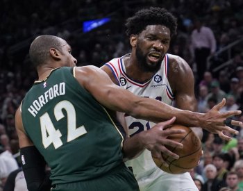 Philadelphia vyhrála v Bostonu a sahá po postupu, Denver vede 3:2 nad Phoenixem