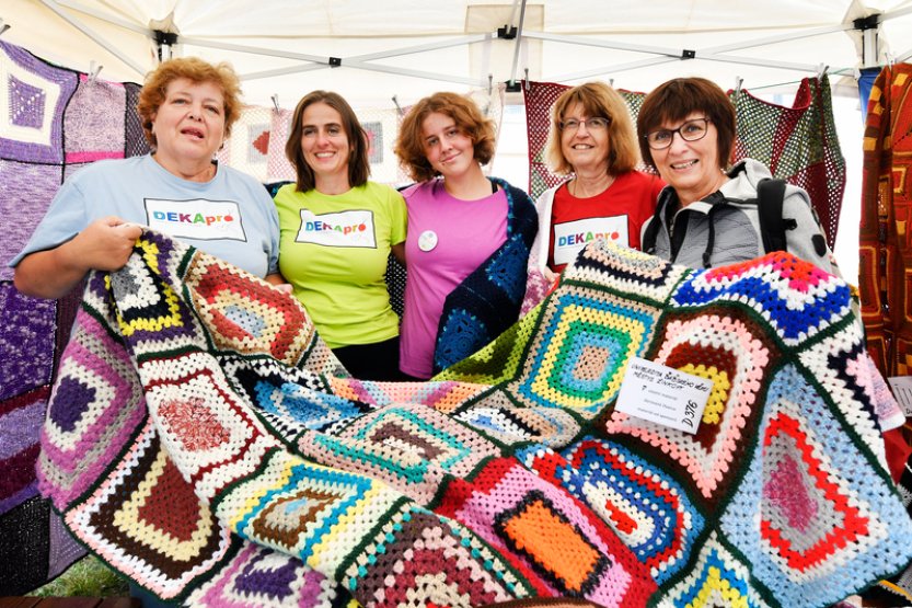 V charitativním projektu uháčkovaly dobrovolnice na Plzeňsku za rok 370 dek