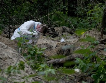 Komise OSN: Ruští vojáci umučili na Ukrajině některé své oběti k smrti