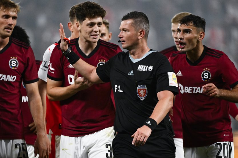 Komise rozhodčích: Szikszay měl v derby vyloučit sparťana Preciada