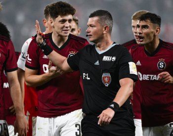 Komise rozhodčích: Szikszay měl v derby vyloučit sparťana Preciada