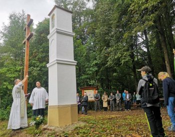 Lesy města Brna obnovily boží muka z roku 1639 u Březové, jsou v nich relikvie