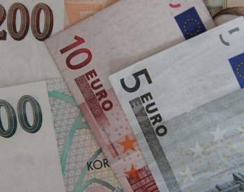 Koruna mírně posílila vůči euru, naopak oslabila k dolaru