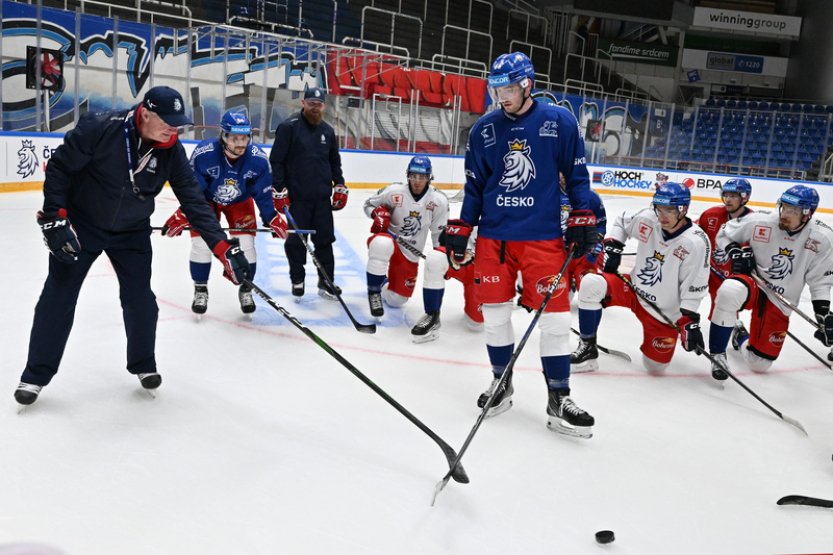 Hokejisté odcestovali na MS do Rigy, k mužstvu se před odletem připojil Chytil