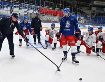 Hokejisté odcestovali na MS do Rigy, k mužstvu se před odletem připojil Chytil