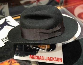 Jacksonův klobouk se vydražil za v přepočtu téměř dva miliony korun