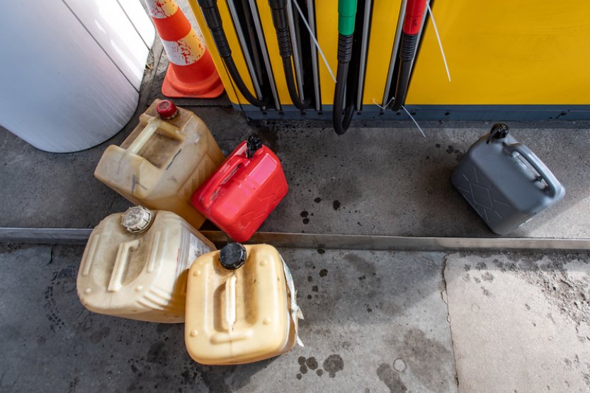 Některé benzinky v Polsku omezují množství benzinu, jež řidiči mohou natankovat