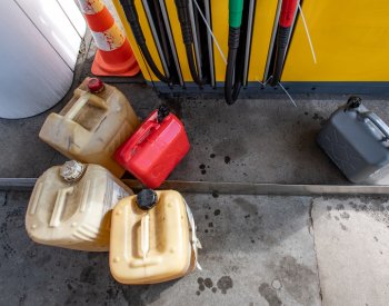 Některé benzinky v Polsku omezují množství benzinu, jež řidiči mohou natankovat