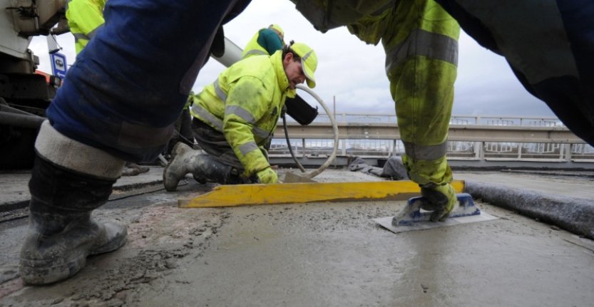 Vědci zkoušejí k výrobě betonu využít odpady, pivovarské mláto i peří