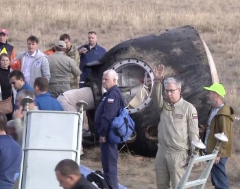 Na Zemi se po rekordní, více než roční misi vrátila trojice kosmonautů z ISS